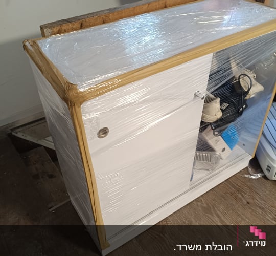 ארון עטוף בניילון מוכן להובלה